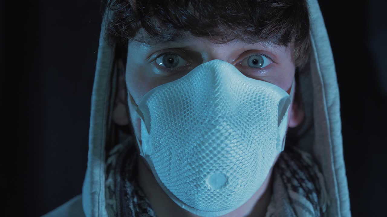 профилактика коронного вируса профиль молодого человека в маске 4k