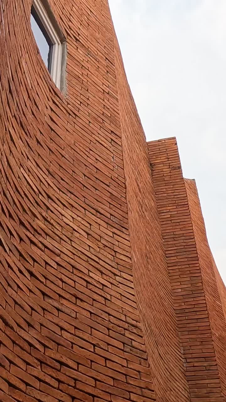 카메라가 높은 벽돌 구조물을 따라 기울어집니다.