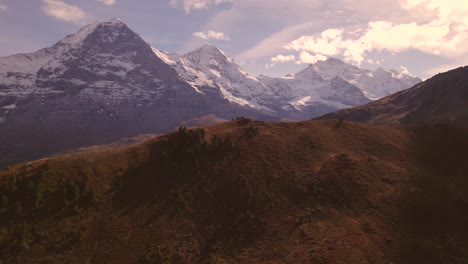 imágenes aéreas de drones elevándose frente al majestuoso eiger, moench y jungfrau en los alpes suizos