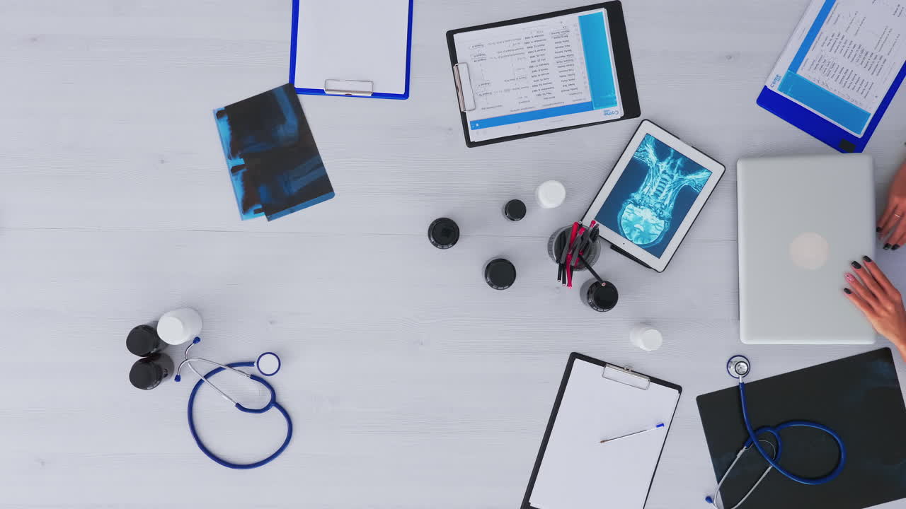 el médico cierra el portátil y analiza la radiografía digital