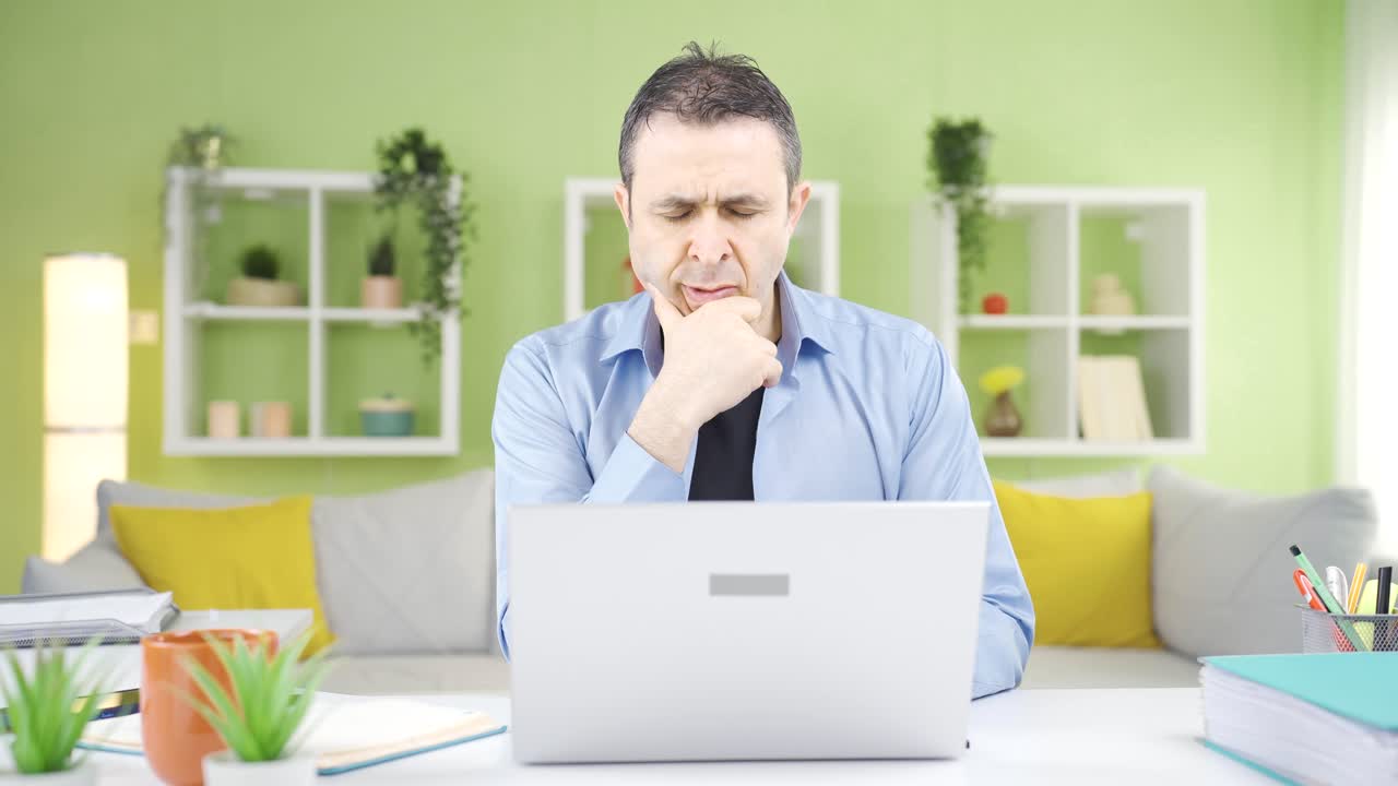 trabajador de oficina en casa aburrido.