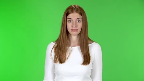 retrato de una mujer joven y bonita perpleja es apunta al espectador y dice que usted está en serio
