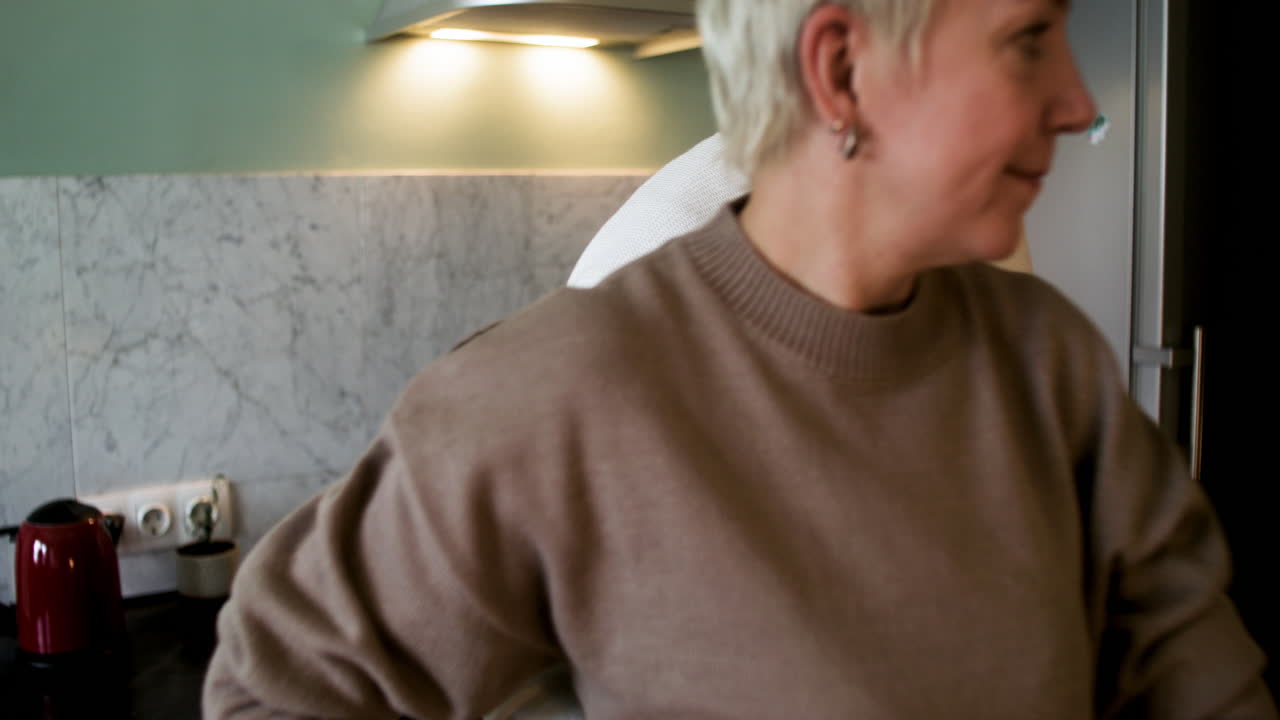 집에서 춤추는 커플