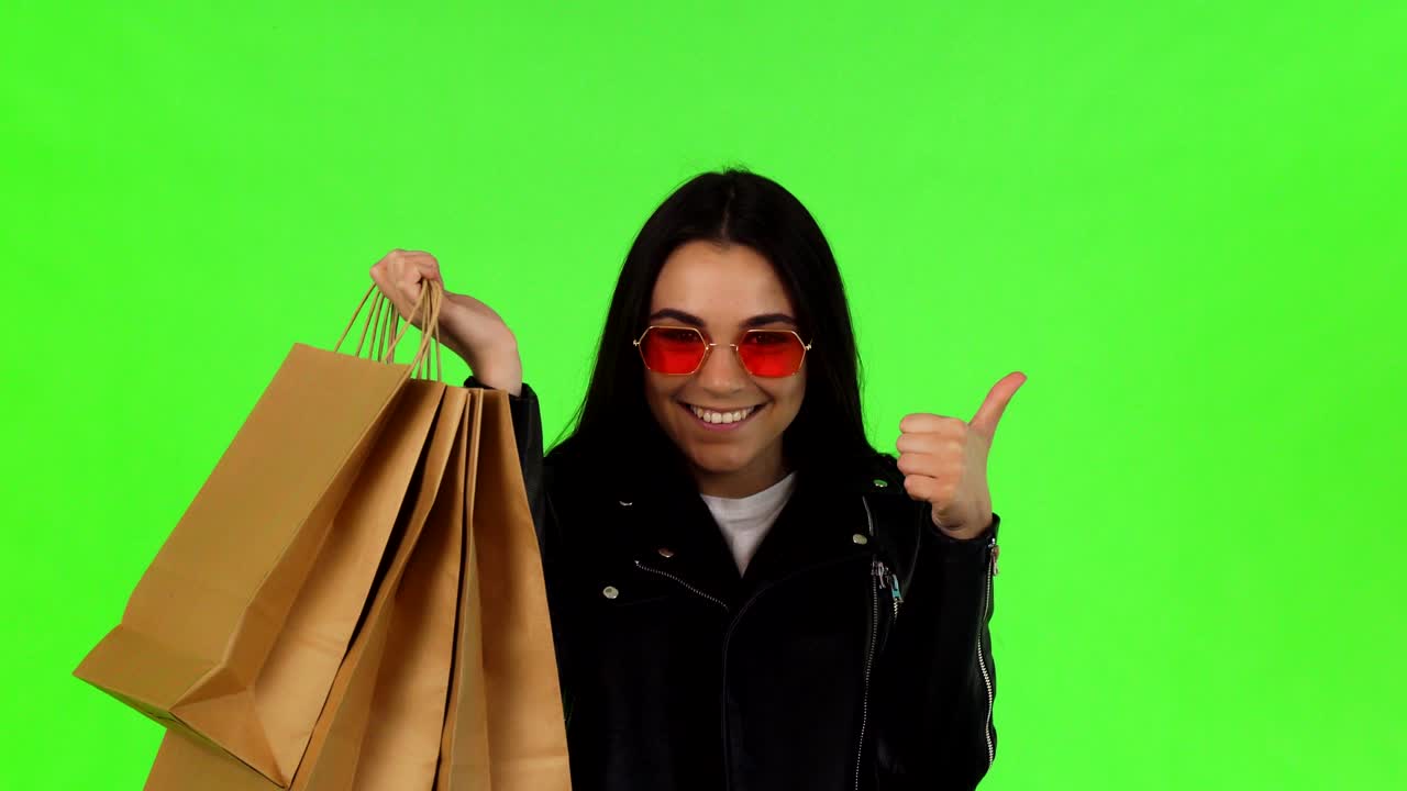 mujer feliz mostrando los pulgares hacia arriba después de comprar