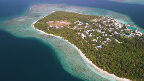 Blick-Aus-Großer-Höhe-Auf-Eine-Stadt-Auf-Einer-Maledivischen-Insel-Mitten-Im-Ozean-Mit-Herrlich-Blauem-Wasser