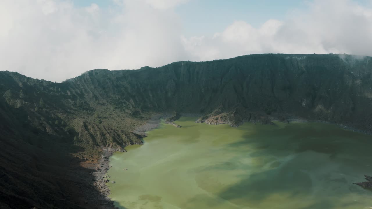 멕시코 치아파스에 있는 엘 치코날 화산의 유황 녹색 호수 - 공중 드론 샷
