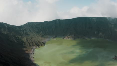 lago verde sulfúrico del volcán el chichonal en chiapas, méxico - toma aérea de drones