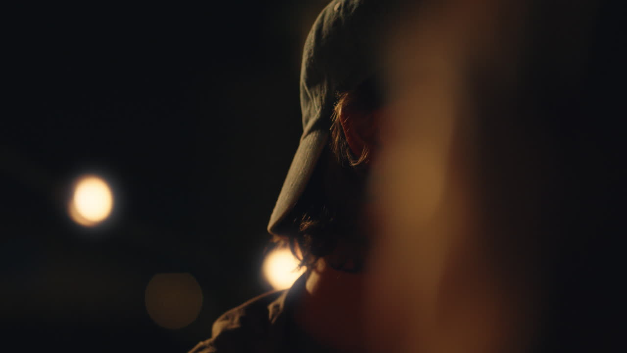 grupo de jóvenes amigos disfrutando de una fiesta de reunión en la azotea joven hombre caucásico bebiendo alcohol divirtiéndose socializando el fin de semana celebrando por la noche