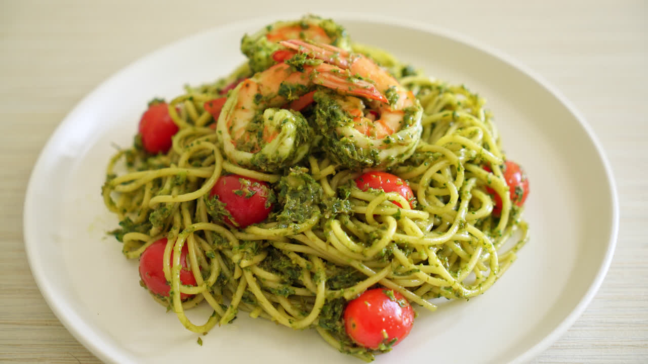 espaguetis con gambas o gambas en salsa pesto casera - estilo de comida saludable