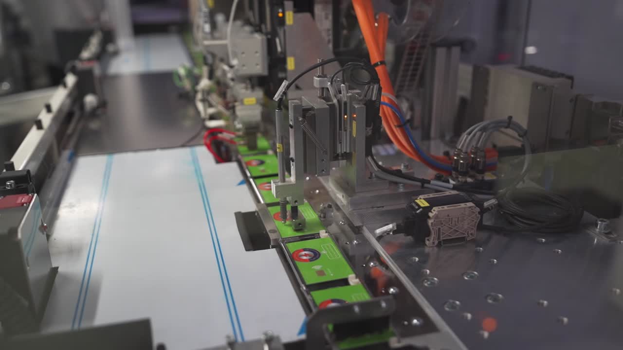 tarjetas de impresión de máquinas automatizadas en la fábrica de publicaciones. de cerca