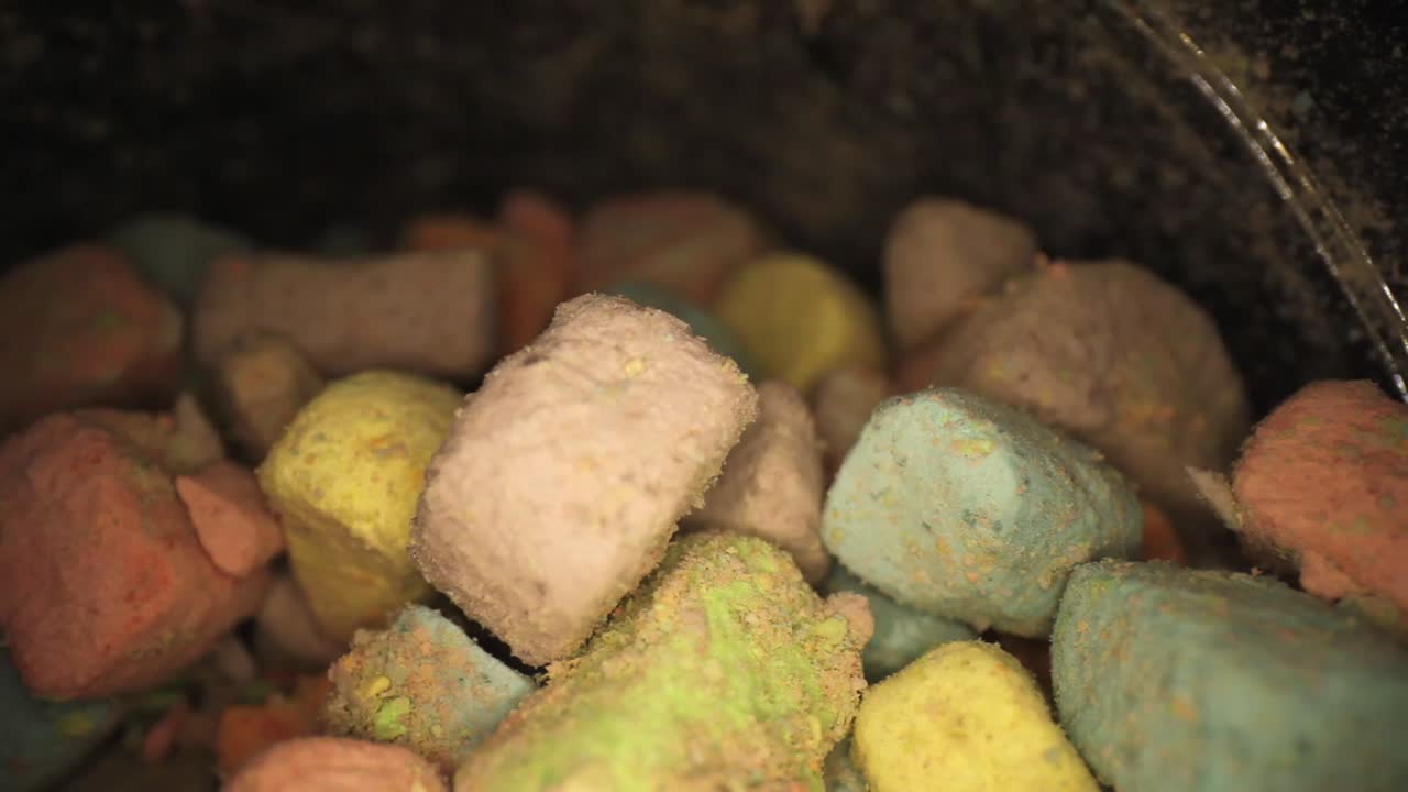 다양한 색상의 마시멜로 조각을 천천히 잡아당깁니다.