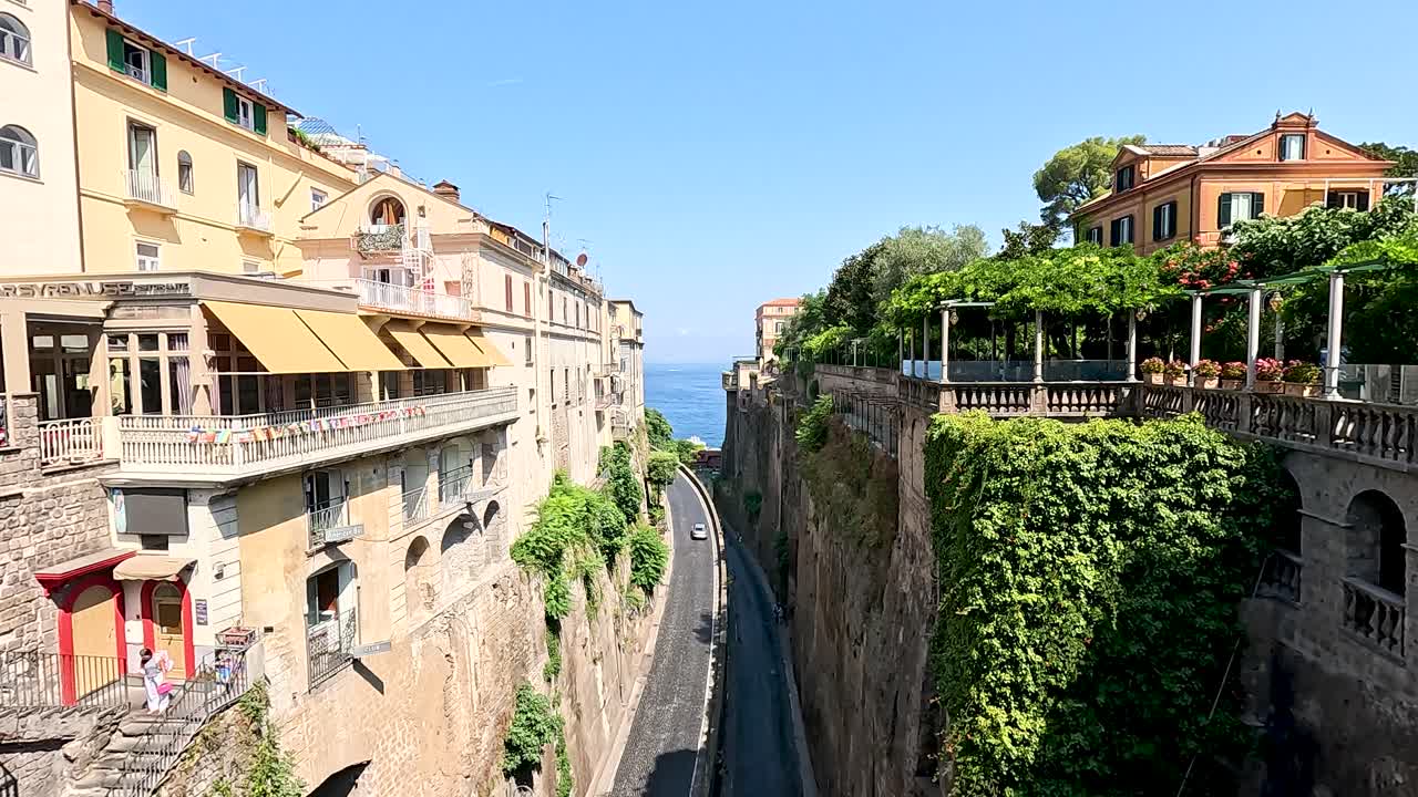 건물 과 초록색 이 있는 그림 같은 거리