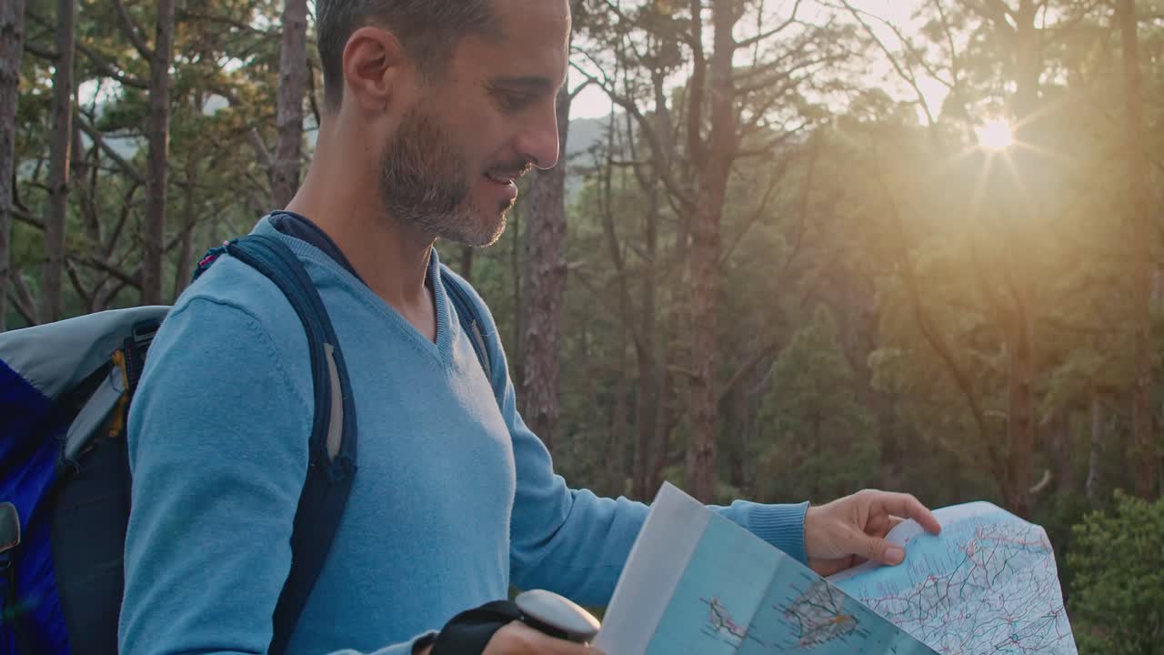 viajero masculino leyendo un mapa