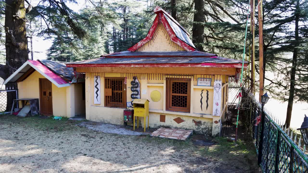 Bangunan kuil Hindu di hutan dengan simbol ular, kuil Nag, tempat spiritual yang damai