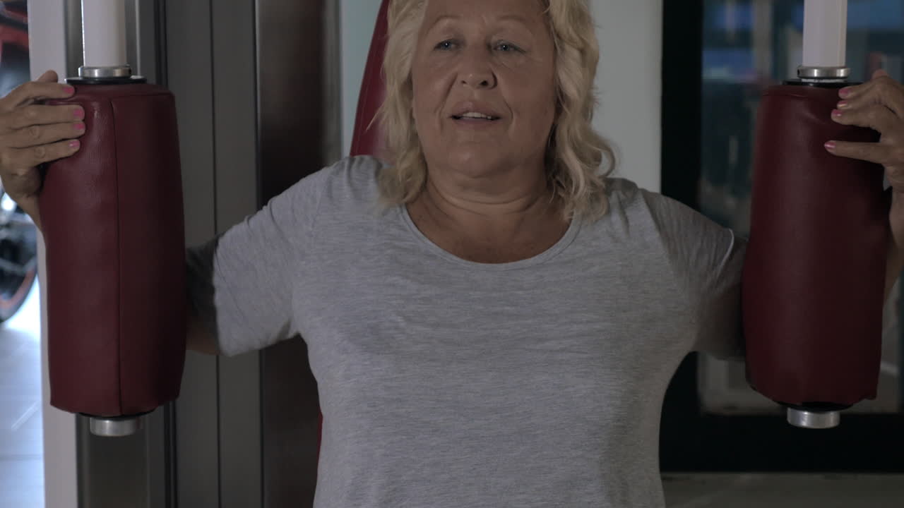 나비 피트니스 기계에 대한 고위 여성 훈련