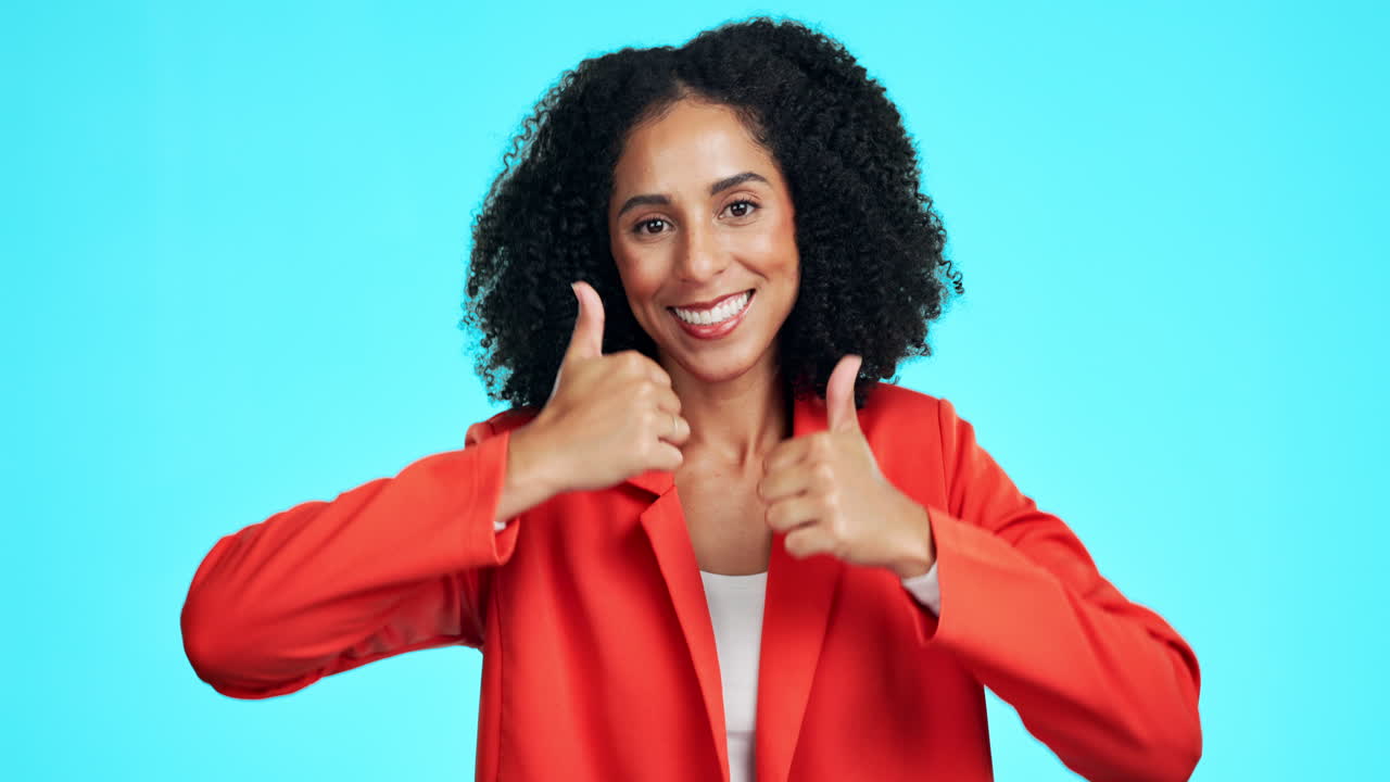 cara sonriente, pulgares hacia arriba y mujer de negocios en el estudio