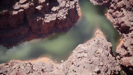 vista aérea de un cañón con un río sinuoso