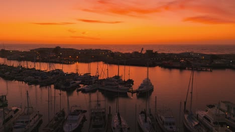 puerto de marina al atardecer en el desembarco de musgo