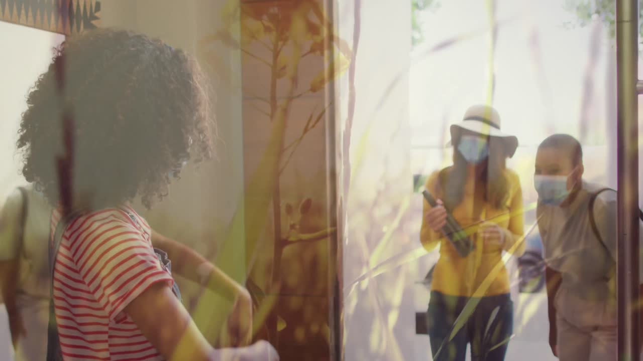 얼굴 마스크를 쓴 다양한 가족의 애니메이션 잔디 위에 팔꿈치로 인사