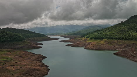 hornito panamá aéreo v2 cinemático paisaje natural que captura el hermoso y prístino embalse fortuna, brazo de hornito con densas y oscuras nubes tormentosas en el cielo - filmado con mavic 3 cine - abril de 2022