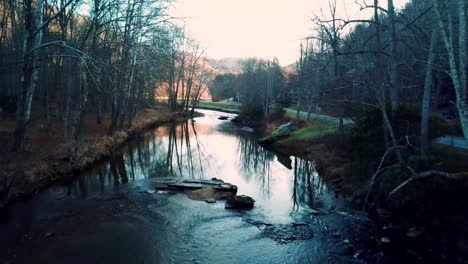 Slow-Push-Aus-Der-Luft-Entlang-Des-Flusses-Watauga-In-Der-Nähe-Von-Boone-Und-Blowing-Rock-NC,-North-Carolina-Im-Bezirk-Watauga