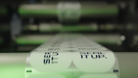 tapas de papel de aluminio impresas para tazas de yogur en la moderna máquina de producción de tapas - extracción de enfoque creativo