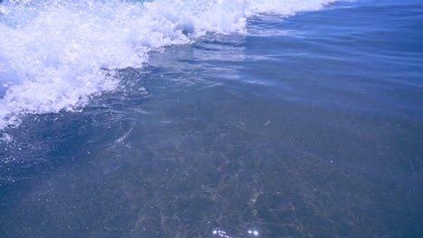 Meeresgezeitenlandschaft.-Wasserschaumwellen.-Standpunkt-Ozeanspritzerwelle