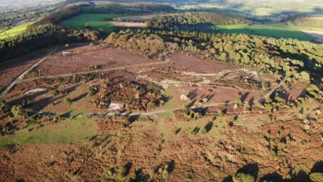 Antenne-Nach-Hinten-Schwenken-Erschossen-Feuer-Beacon-Hill-Sidmouth-Devon-England-Bei-Sonnenuntergang-Mit-Den-Goldenen-Farben-Der-Heide-Zu-Offenbaren