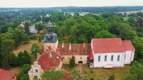 castillo medieval de lielstraupe en el pueblo de straupe en vidzeme, en el norte de letonia