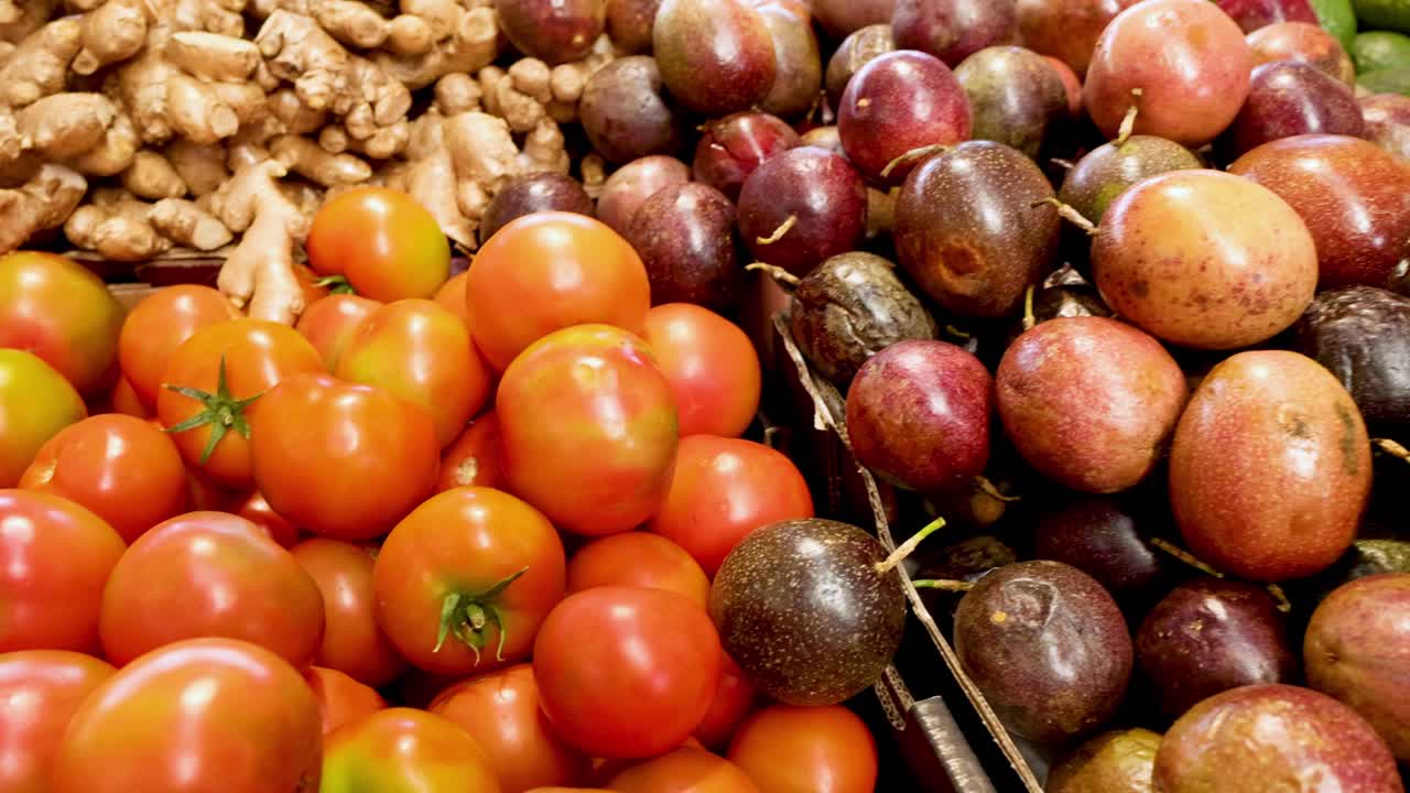 멜버른 시장에서 활기찬 과일과 채소 전시