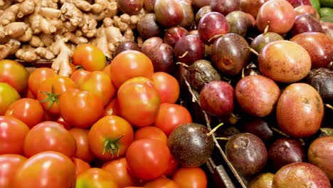 una vibrante exhibición de frutas y verduras en el mercado de melbourne