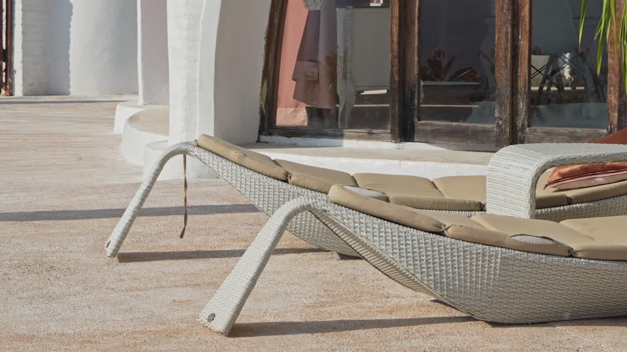 pan cinematográfico de tumbonas afuera de las villas de cúpulas privadas