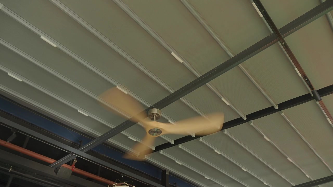 Ventilatore da soffitto moderno con pale in legno che girano