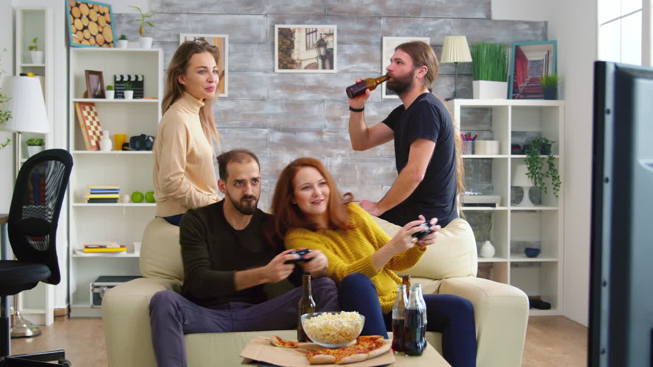 un joven sacando la lengua después de perder contra su novia.