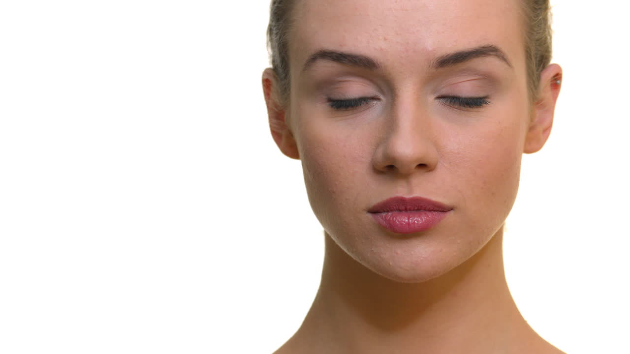 una dama segura de sí misma mirando a la cámara para una foto de pasaporte profesional