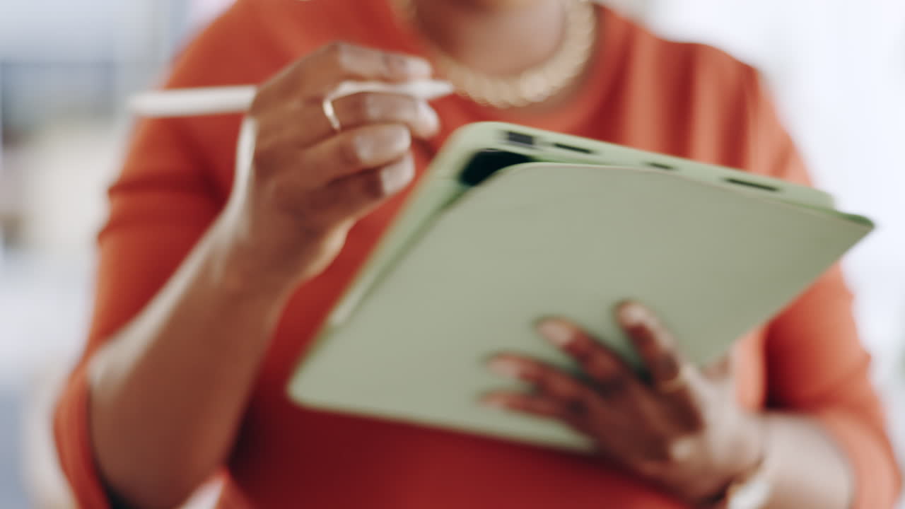 mujer, manos y tableta en una boutique de moda