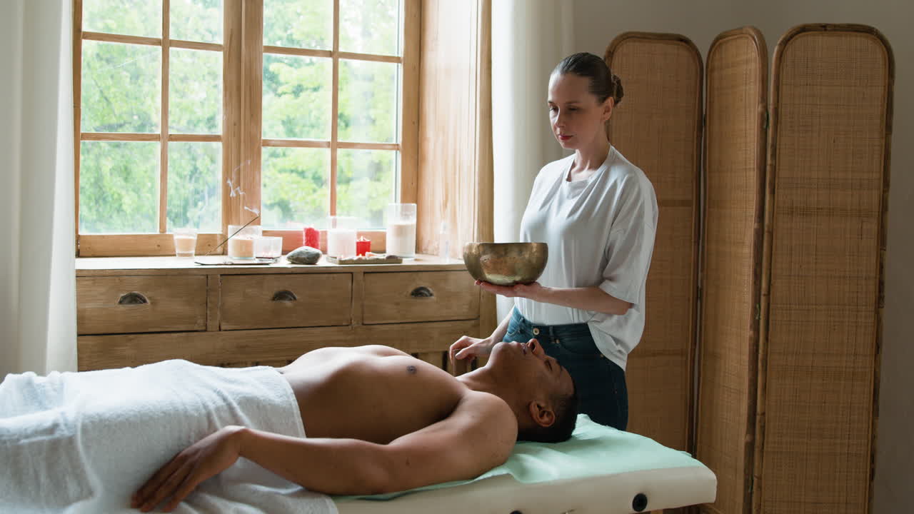 배 에 앉아 휴식을 취 하는 남자