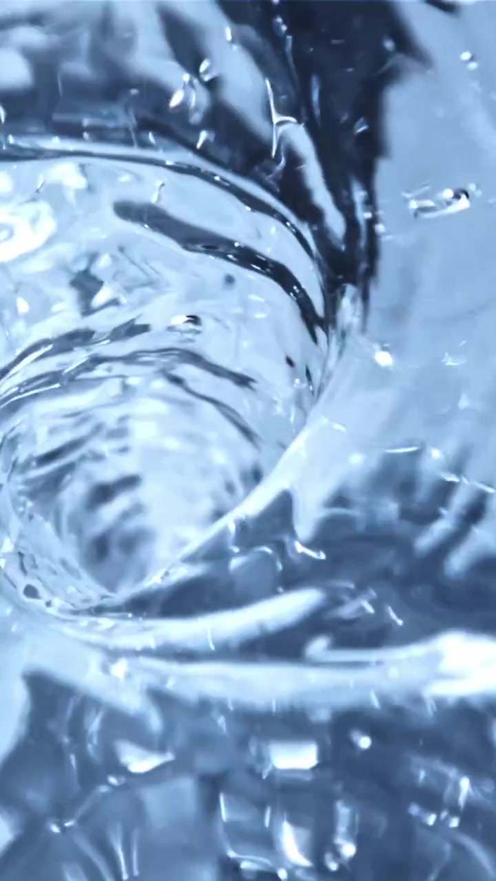 Acqua blu cristallina che vortica in un vortice
