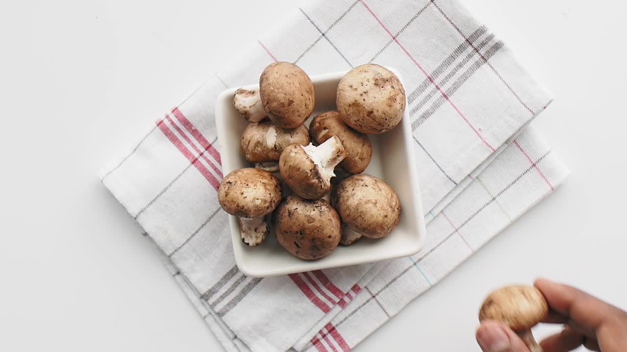 setas marrones en un cuenco