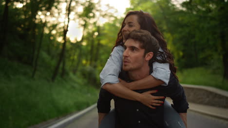pareja sorprendida caminando por la carretera. hombre atractivo llevando a una mujer al aire libre