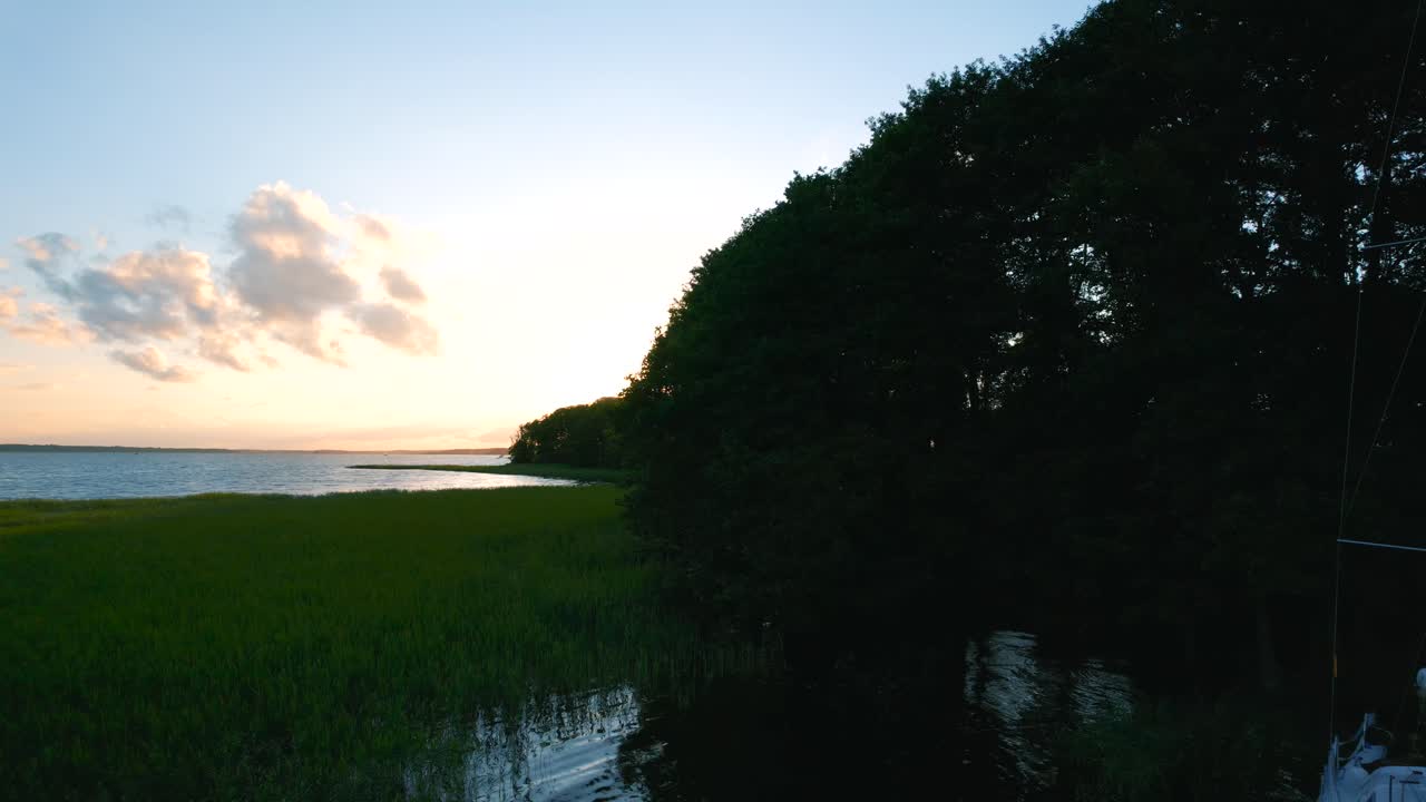 아름다운 청록색 파도와 가볍게 늘어진 구름과 함께 바다에 있는 작은 개인 요트의 기울기