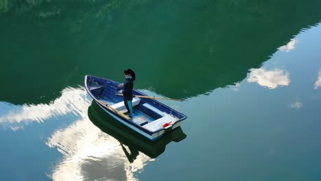 la mujer en el barco atrapa un pez en el giro en noruega.