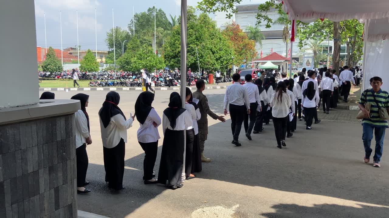 Many people took the civil servant candidate acceptance test which was held simultaneously in a government building.