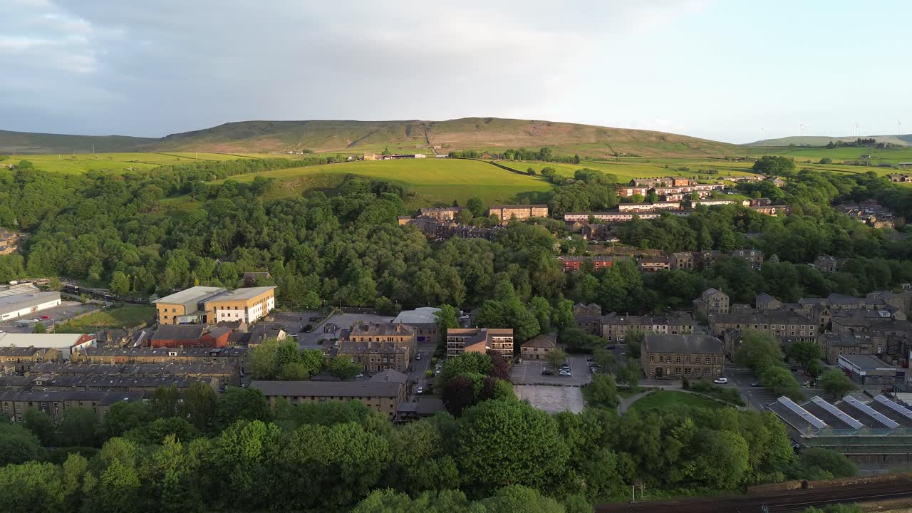 나무 꼭대기 와 오래된 시골 건물 을 전시 하는 토드모든 시내 중심지 를 짧게 날아다니다