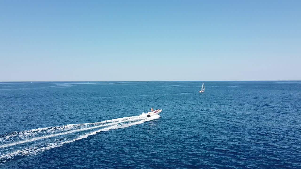 룽가르노 알베르토 소르디 끝에 있는 라 바라키나 팁 근처의 보트 조감도