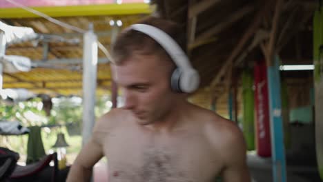 joven escuchando música con auriculares