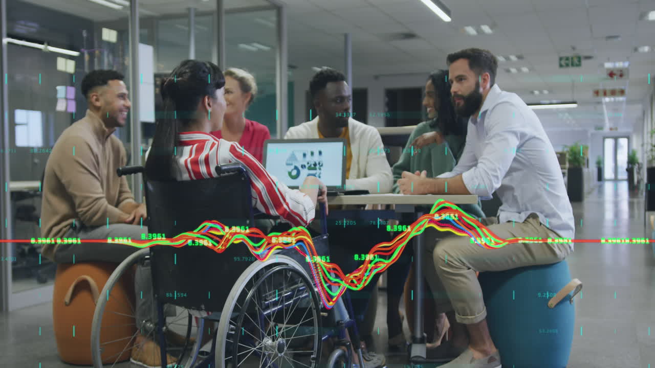 animación del procesamiento de datos financieros sobre diversas personas de negocios que se reúnen en la oficina