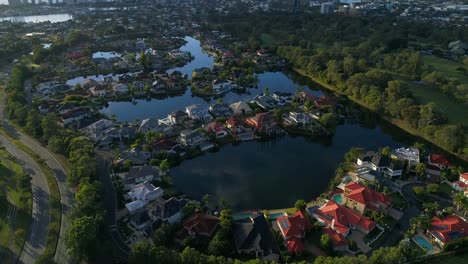 Aufgehender-Sonnenaufgang-Enthüllt-Aufnahme-Von-Surfers-Paradise-Im-Morgengrauen---Drohne-4k