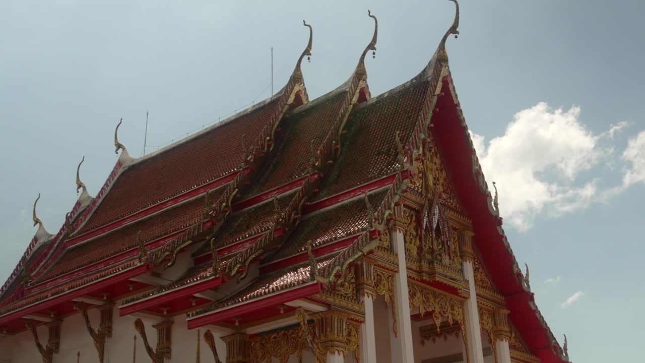 Tempio di Chalong, Phuket, Thailandia, giorno nuvoloso, panoramica dall'alto di Wat Chaithararam