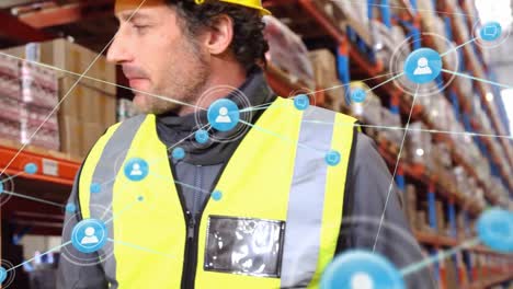 animación de una red de iconos digitales contra un trabajador caucásico caminando en un almacén.